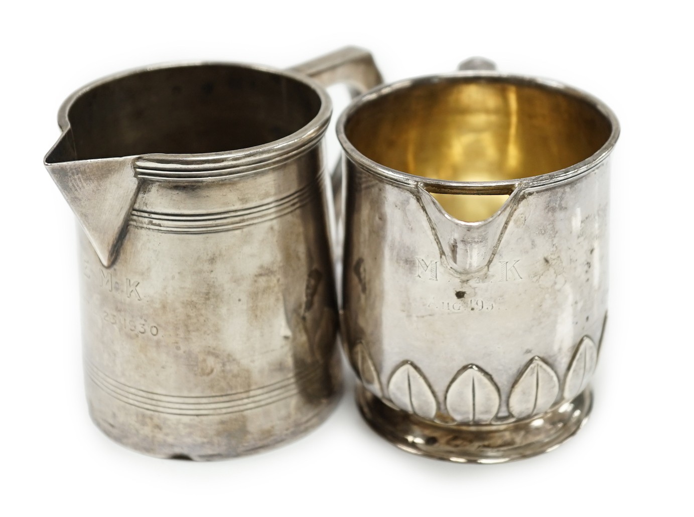Two George V silver small cream jugs, tallest 78mm, 8.1oz.